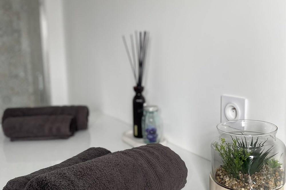 Apartamento entero, At the comfortable Studio Pissarro 2 minutes from the station in Pontoise, Valle del Oise
