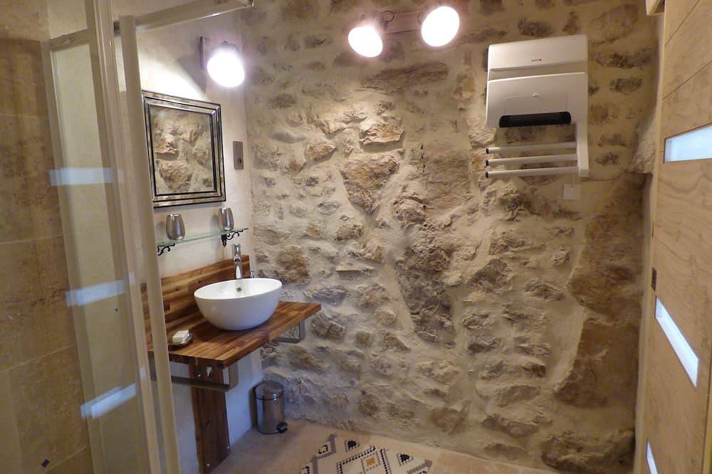Beautiful detached Quercy house facing the beach at Saint Cirq Lapopie in Tour-de-Faure, Massif Central