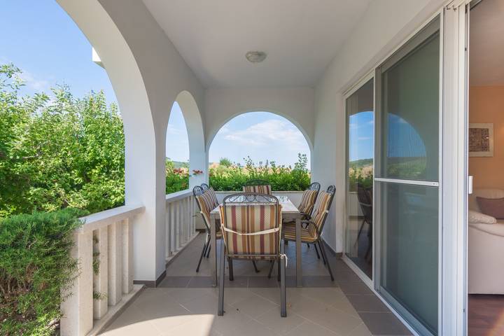 Apartament wakacyjny dla 5 osób, z balkon/ taras w Ljubac