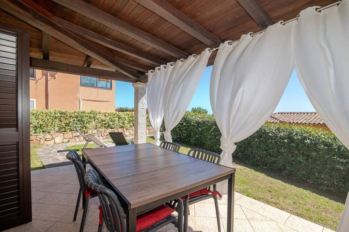 Villa « Luna » avec piscine partagée, vue montagne, Wi-Fi et climatisation in Straulas, San Teodoro