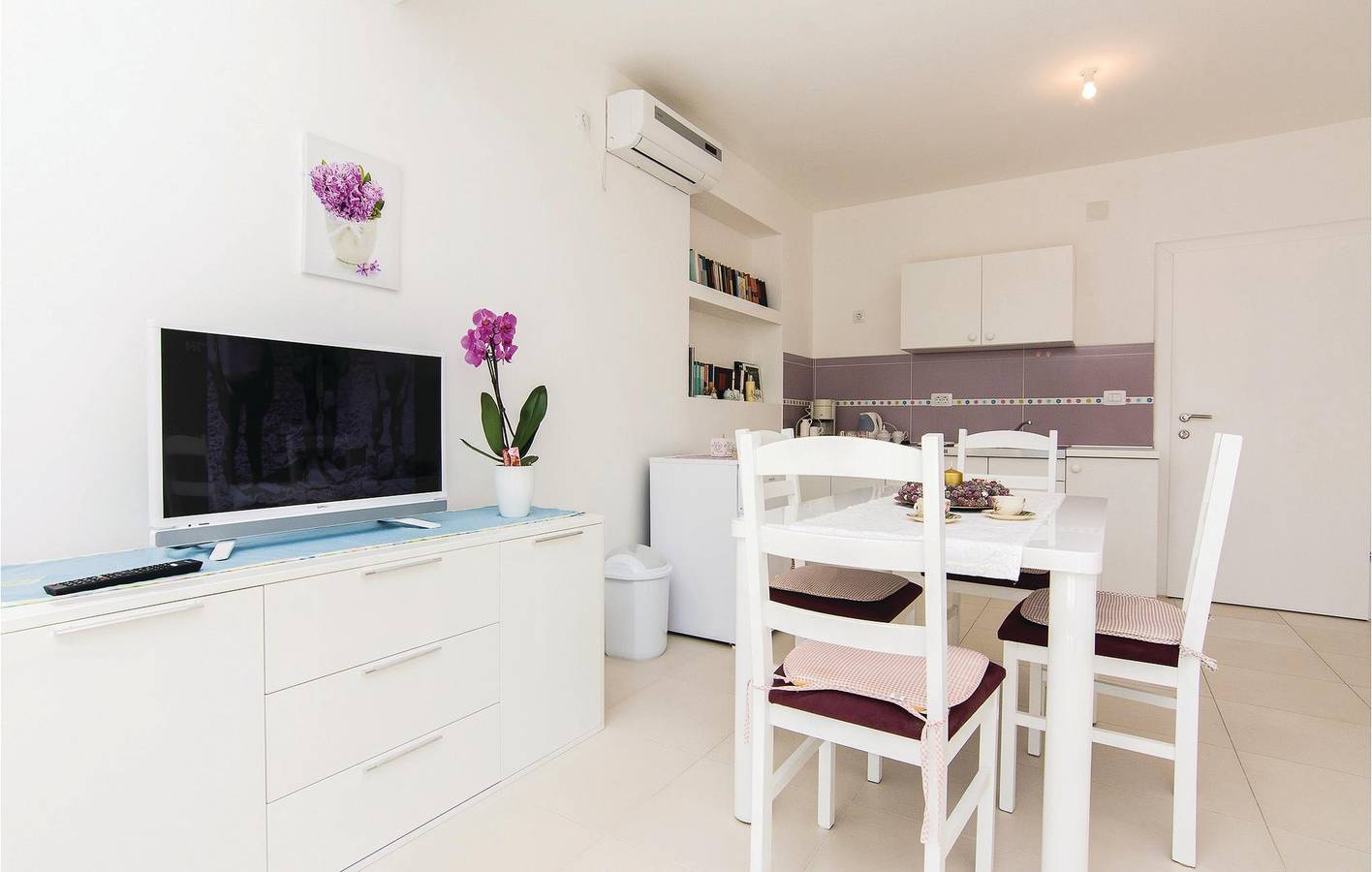 Ganze Ferienwohnung, Gemütliches Apartment mit Terrasse, 1,5 km vom Strand Pod Vruljom entfernt, mit kostenlosen Parkplätzen in Pakostane, Zadar