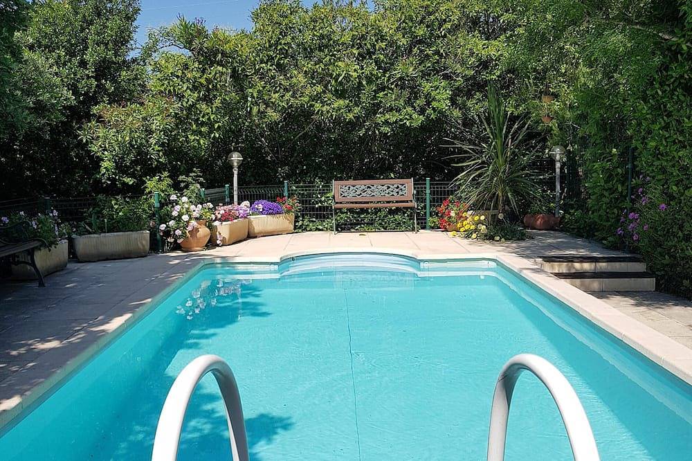 Entire apartment, La Garde 83 between Sea and Mountain F2 in ground floor Villa / private swimming pool. ... in La Garde, Toulon region