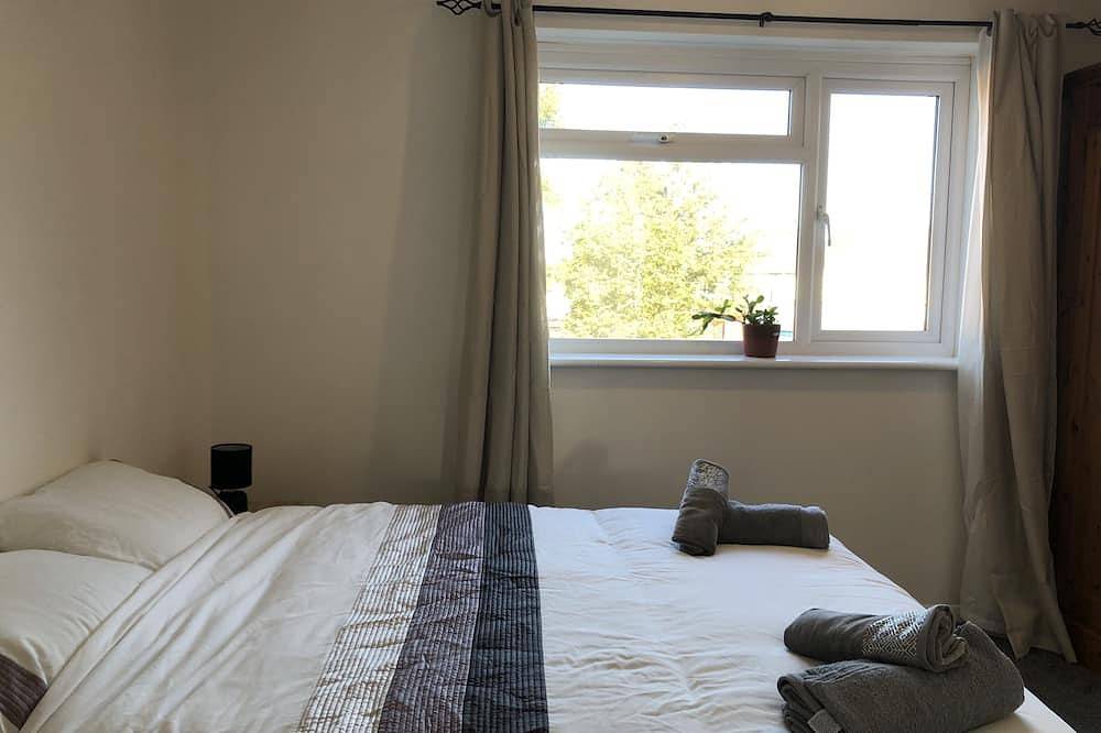 Comfy modern townhouse/w free parking & garden, newly refurbished, self catering in Cheltenham, Gloucestershire