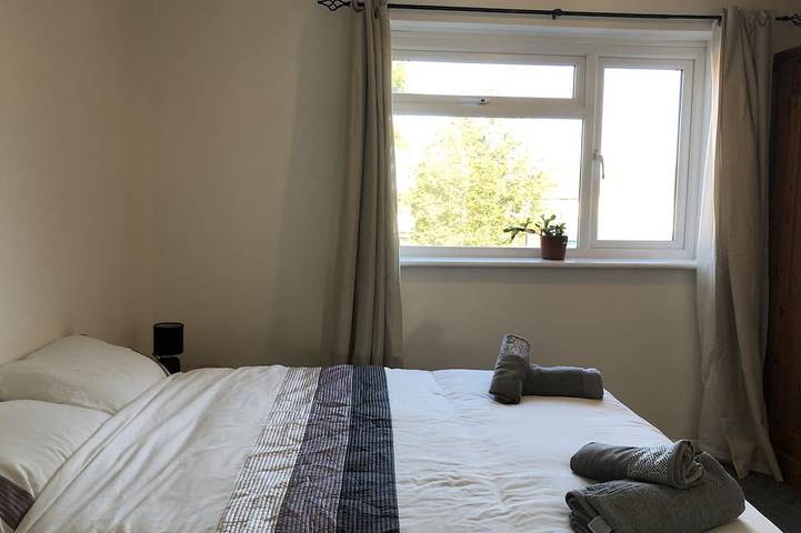 Comfy modern townhouse/w free parking & garden, newly refurbished, self catering in Cheltenham, Gloucestershire
