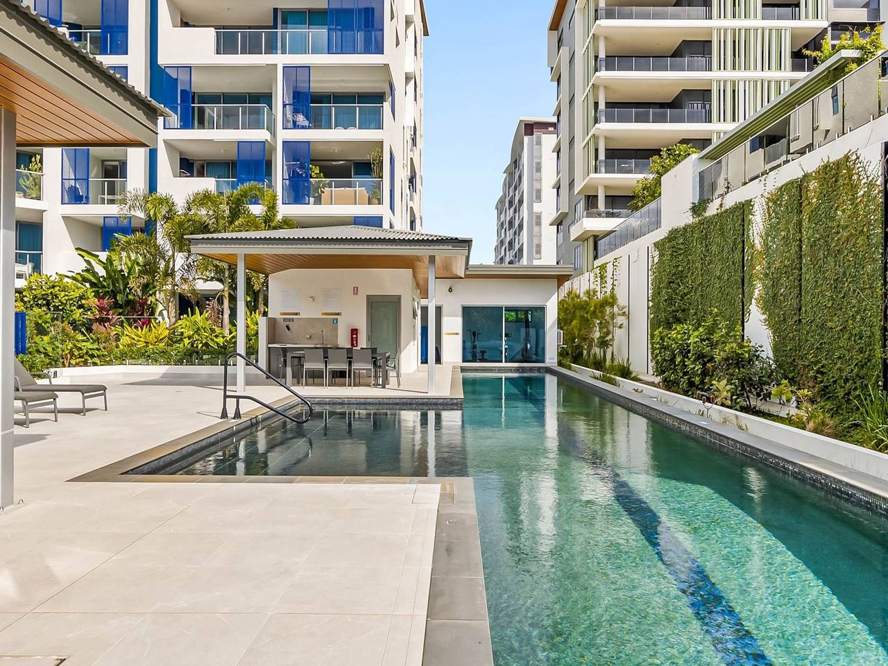 Entire apartment, Waterfront 2-Bed Oasis - Pool, Steam, Jacuzzi, Gym in Sunshine Coast