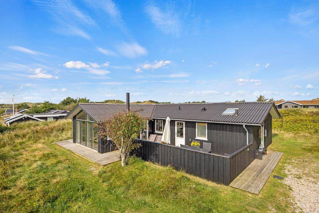 Beautiful holiday home with fireplace for 6 people and dog in Henne Strand in Henne, Lake Filsø