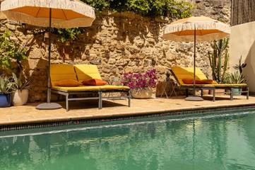 Gîte pour 2 personnes, avec terrasse ainsi que vue et piscine à Montfrin