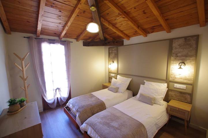 Location de vacances pour 4 personnes, avec jardin ainsi que piscine et jacuzzi, animaux acceptés à Bosset - 4