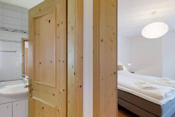Ganze Wohnung, Moderne 2½-Zimmerwohnung im ersten Obergeschoss auf etwa 60 Quadratmetern. in Bregaglia, Sankt Moritz