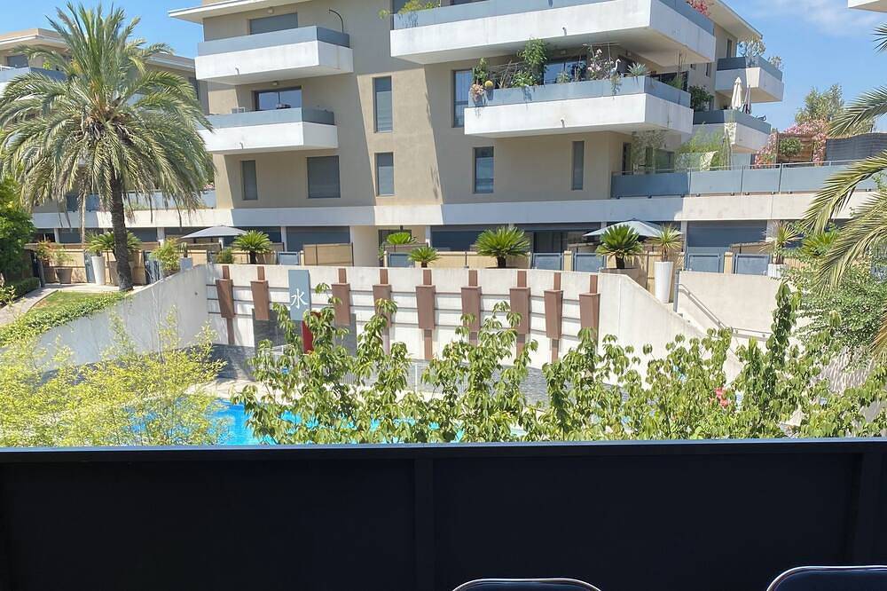 Entire apartment, Beautiful F2, residence with swimming pool in Juvignac, Côte d'Améthyste