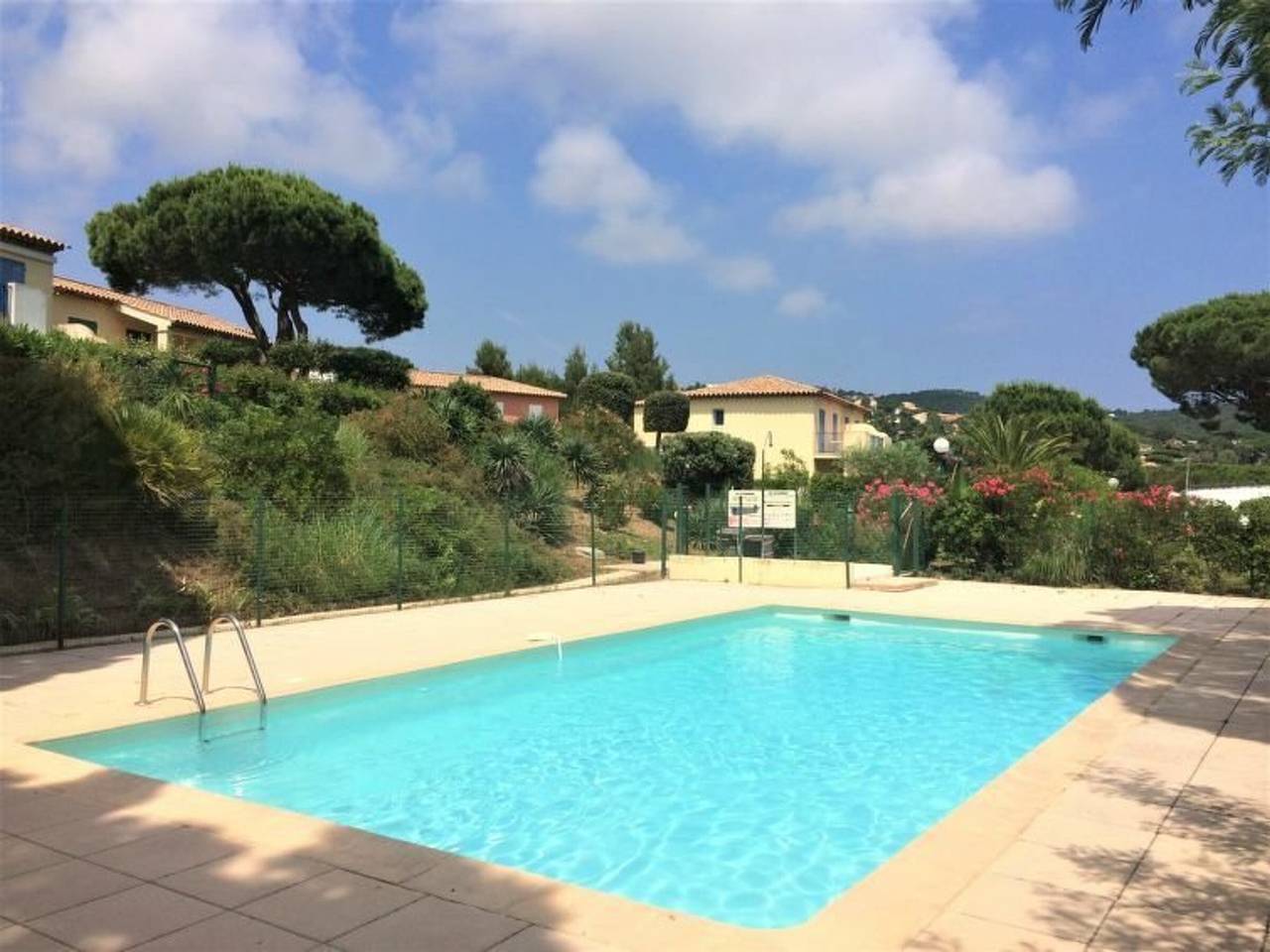 Entire apartment, Spacious 2-Room Apartment with Garden and Pool Access Near the Sea, Roquebrune-sur-Argens in Roquebrune-sur-Argens, Mediterranean Coast (France)