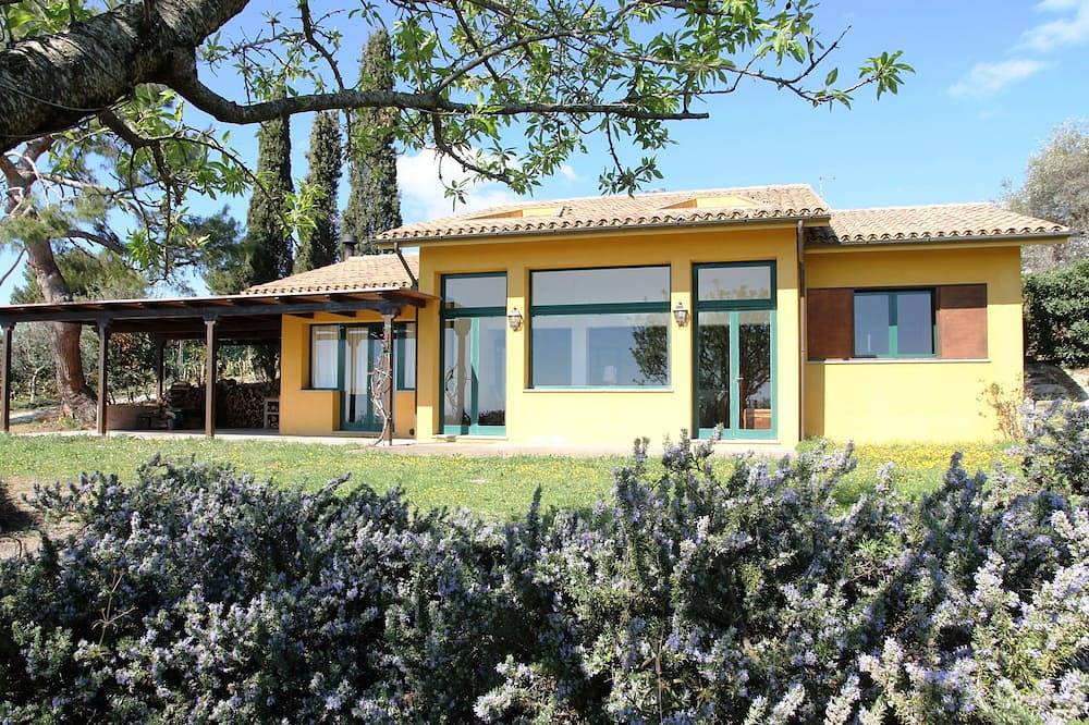 Villa Panorama, in the Conero Park rustic dwelling with stunning views in Sirolo, Riviera del Conero