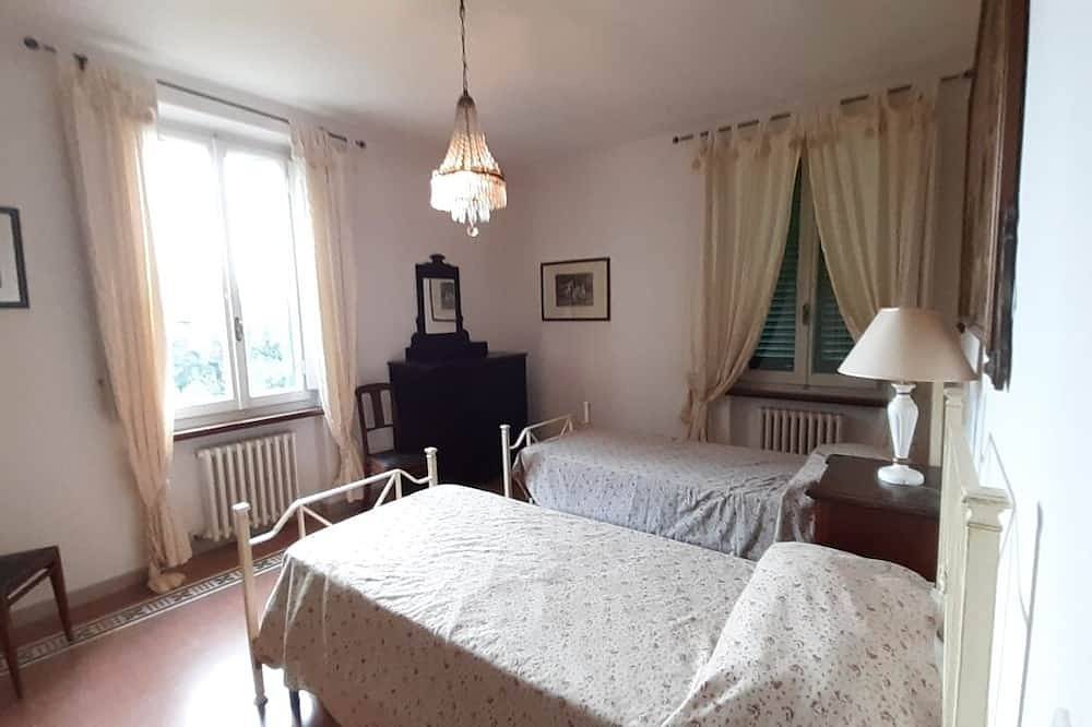 Montecarlo, 1.5 acres, private pool, walk to restaurants. Wifi Close Lucca in Altopascio, Lucca Provinz