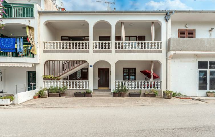 Ganze Ferienwohnung, Gemütliches Apartment mit Meerblick, Terrasse, WLAN und direktem Zugang zum Strand in Općina Sveti Filip i Jakov, Zadar