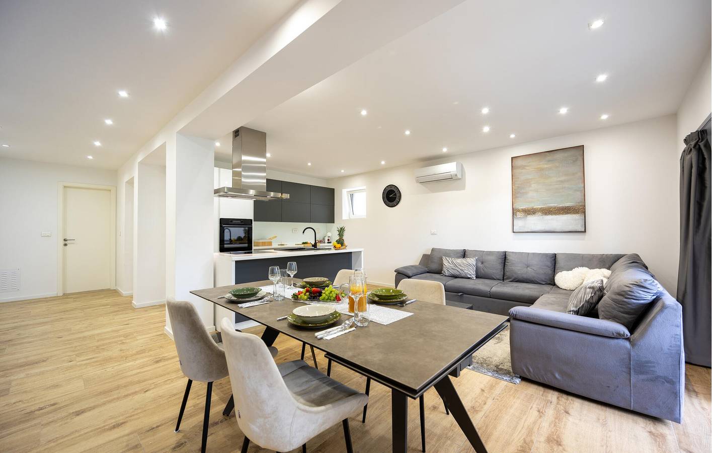 Spacieux appartement de 250 m² avec piscine, terrasse et accès à la plage à 1,5 km in Split, Split-Dalmatie