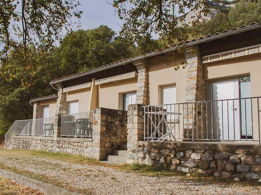 Camping Domaine Des Blachas - Country house 4 persons - Pavilion with view - 1 bedroom with air conditioning + terrace and Tv in Salavas, Gorges de l’Ardèche