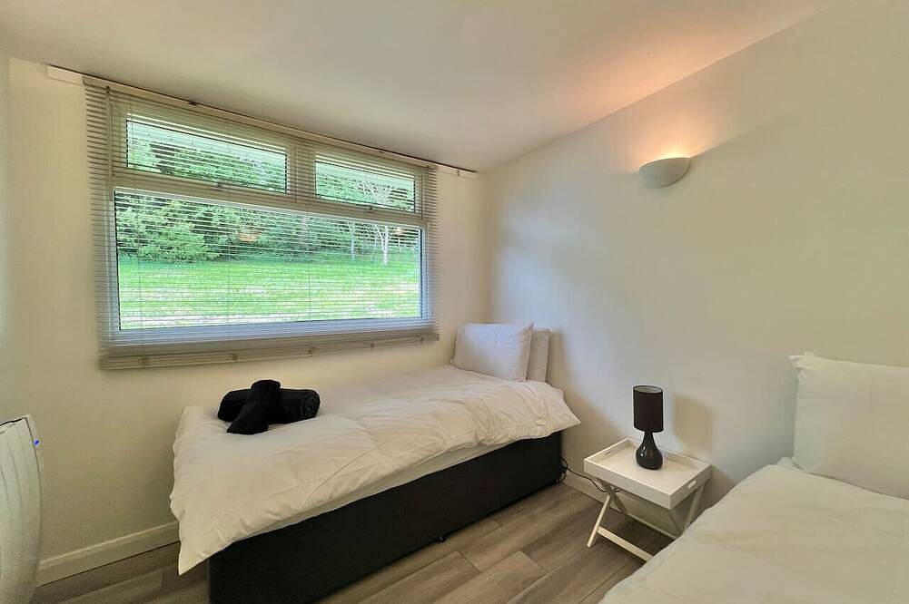 Entire apartment, Spacious 2-bedroom chalet with amazing sundeck in Dartmouth, Devon