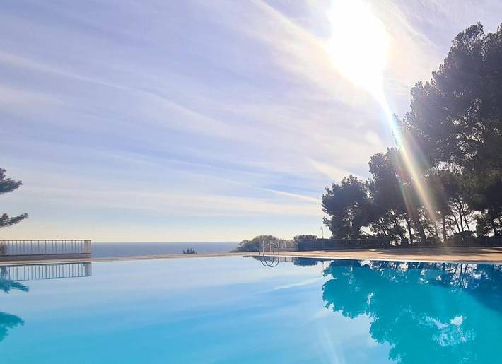Gîte pour 4 personnes, avec piscine ainsi que jardin et vue dans Plage des Engraviers