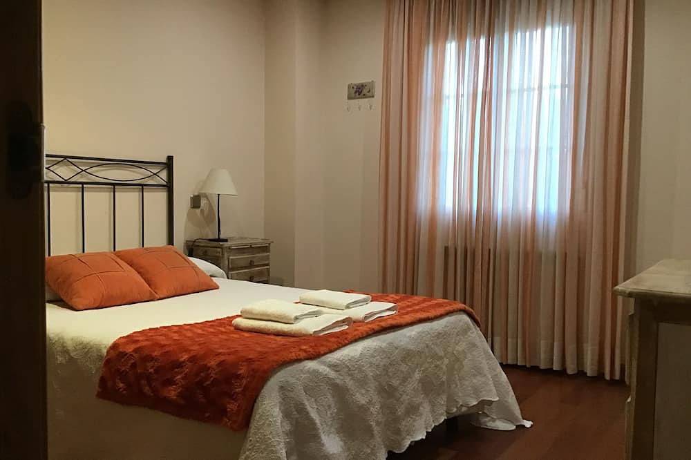 Rural House \"Entrepinos\". Ideal for family and groups. Private space with views in Santa Cruz de Pinares, Ávila Region