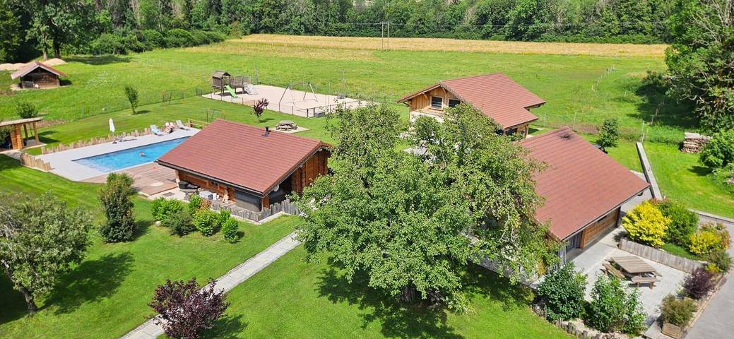 Gîte pour 10 personnes, avec jardin ainsi que piscine et terrasse dans le Jura