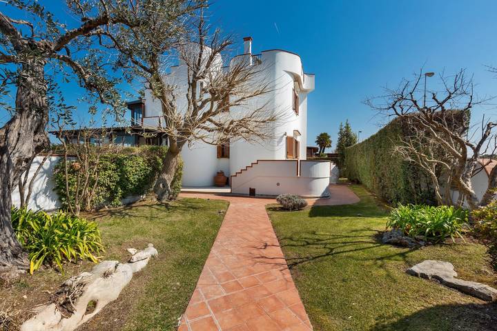 Location de vacances pour 8 personnes, avec Jardin à Trani