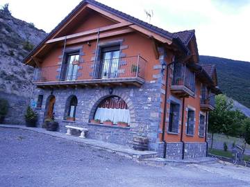 Gîte pour 6 personnes, avec jardin et vue à Sabiñánigo