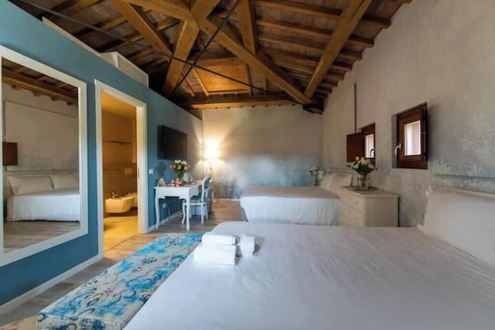 Villa La Personala | Villa Storica con Piscina nella Campagna Modenese in Mirandola, Provincia di Modena