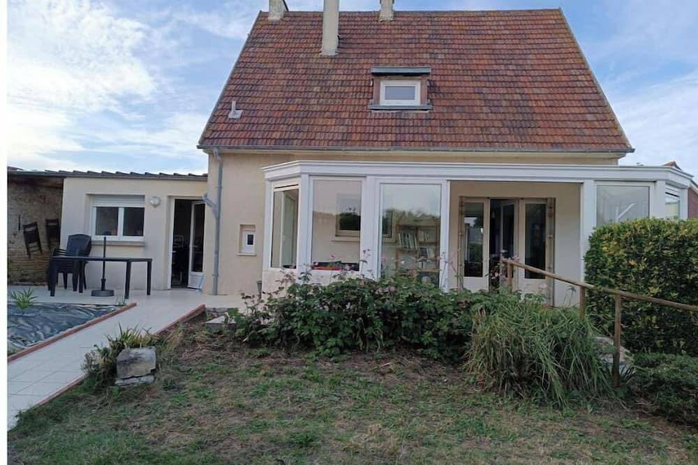 House with garden 30 metres from the beach in Ver-sur-Mer, Côte de Nacre