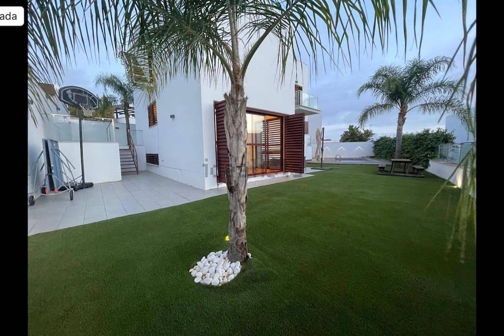 Casa con piscina privada y espectaculares vistas a Sevilla in Montequinto, Dos Hermanas