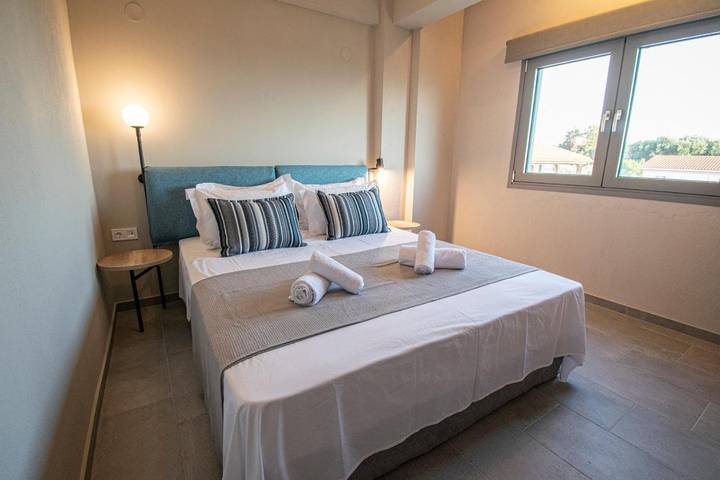 Location de vacances pour 5 personnes, avec vue ainsi que jardin et piscine dans Nea Kallikratia - 2