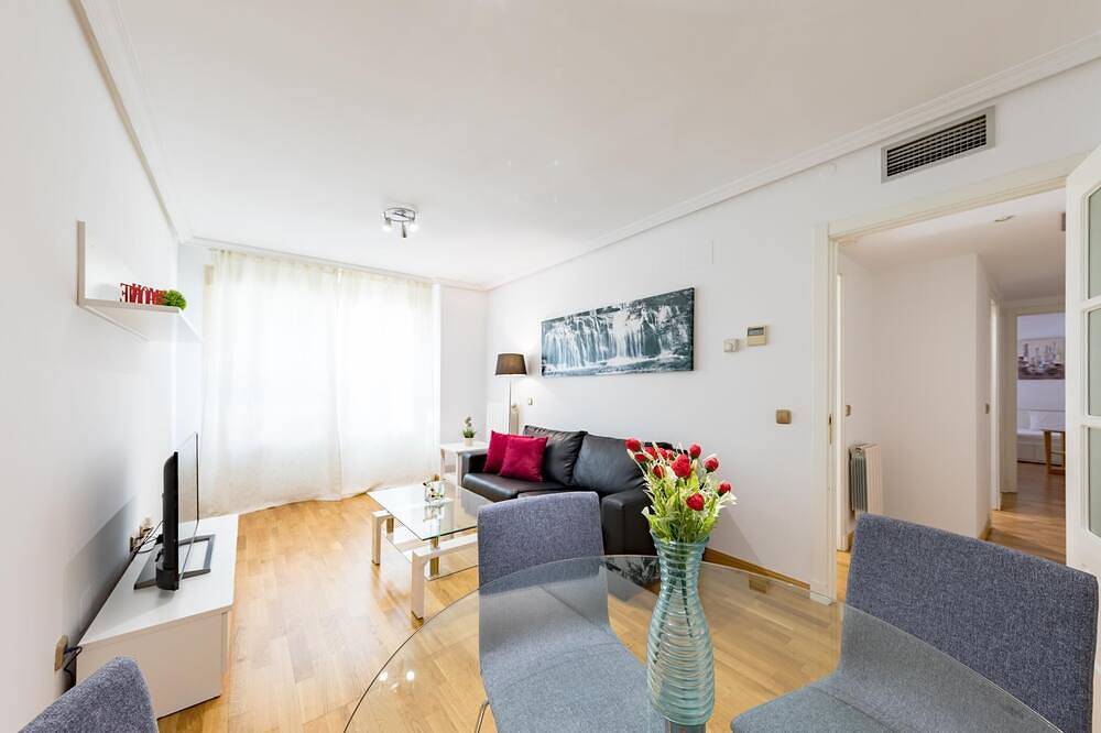 Entire apartment, Las Tablas - 2 Bedrooms with terrace in Punto de Atención al Ciudadano, Madrid