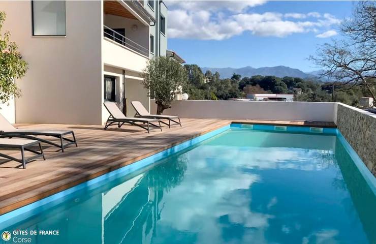 Gîte pour 8 personnes, avec terrasse ainsi que jardin et piscine à Ajaccio