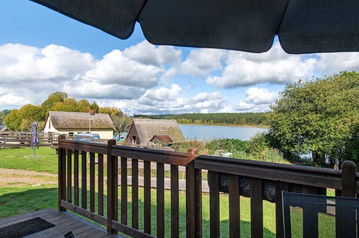 Hel ferielejlighed, Tiny Home 'Haus Barsch' with Lake View, Wi-Fi and Air Conditioning in Lohmen, Mecklenburgische Seenplatte