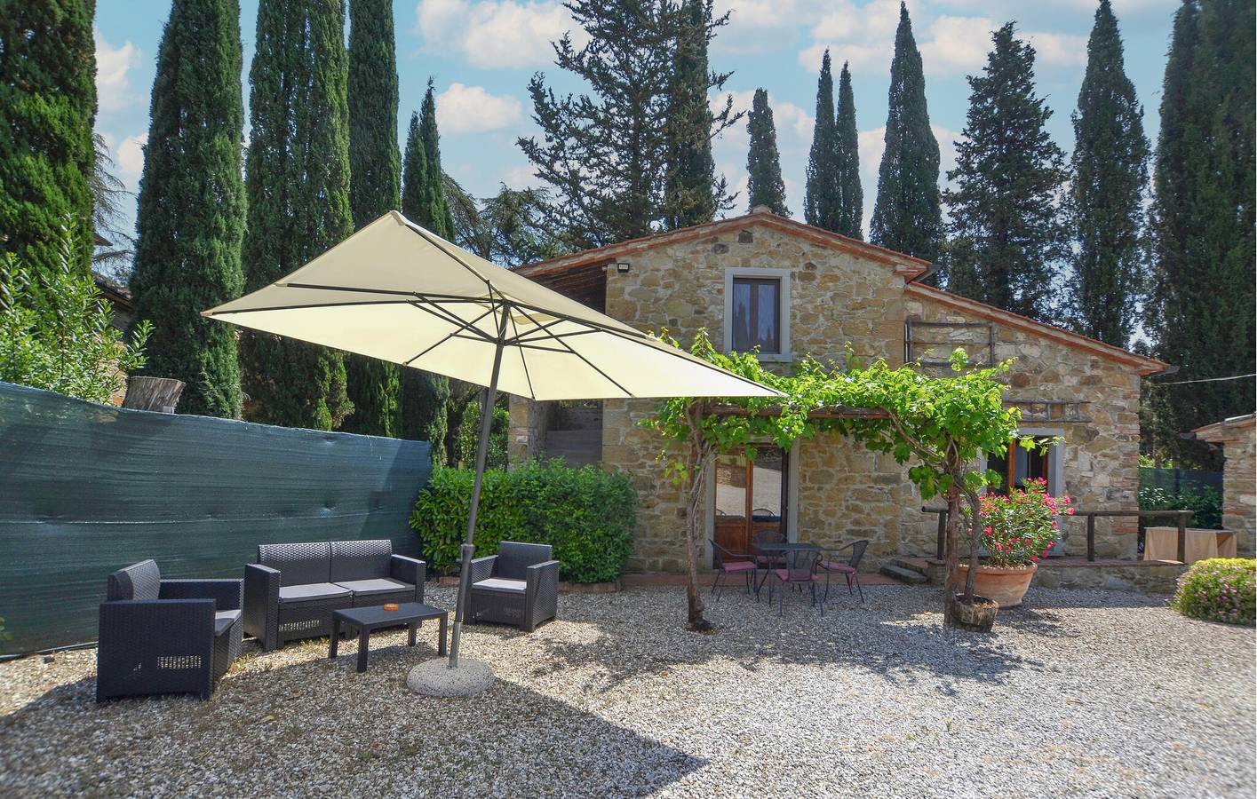 Accogliente appartamento con piscina e parcheggio, vicino a una pizzeria in Arezzo, Chianti