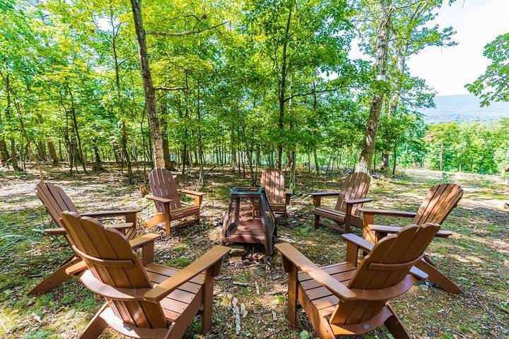 Glamping for 4 people, with yard and hot tub as well as balcony, with pets in West Virginia