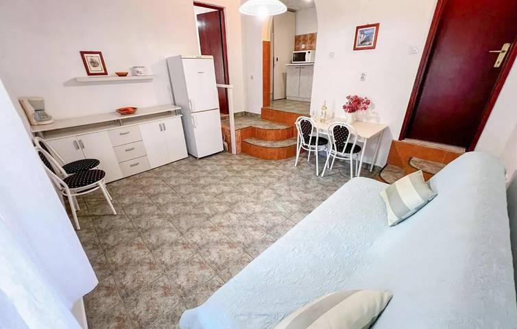 Ganze Ferienwohnung, Gemütliche Wohnung mit Terrasse, WLAN und Parkplatz, 100 m bis zur Küste in Gdinj, Hvar
