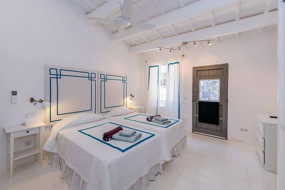 Deluxe Santa Monica - Six Bedroom Villa, Sleeps 12 in Es Migjorn Gran, Menorca