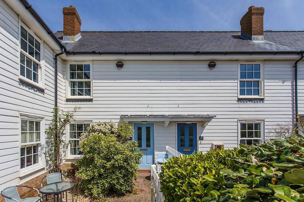 Sands End -  a cottage that sleeps 4 guests  in 2 bedrooms in Camber, East Sussex