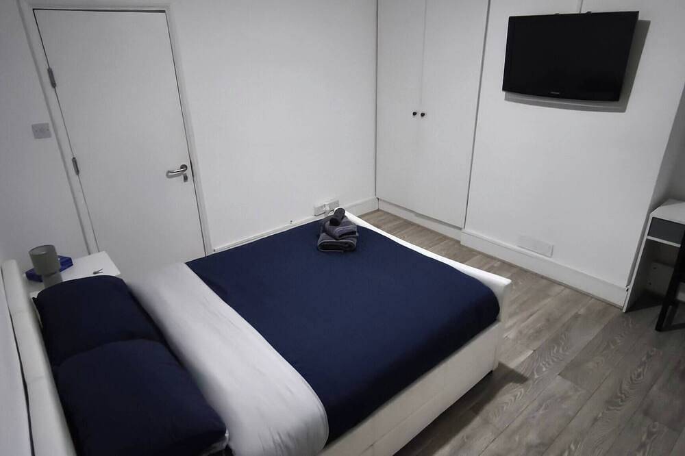 Top Location Large Double Room w Private Bathroom in Chelmsford, Essex