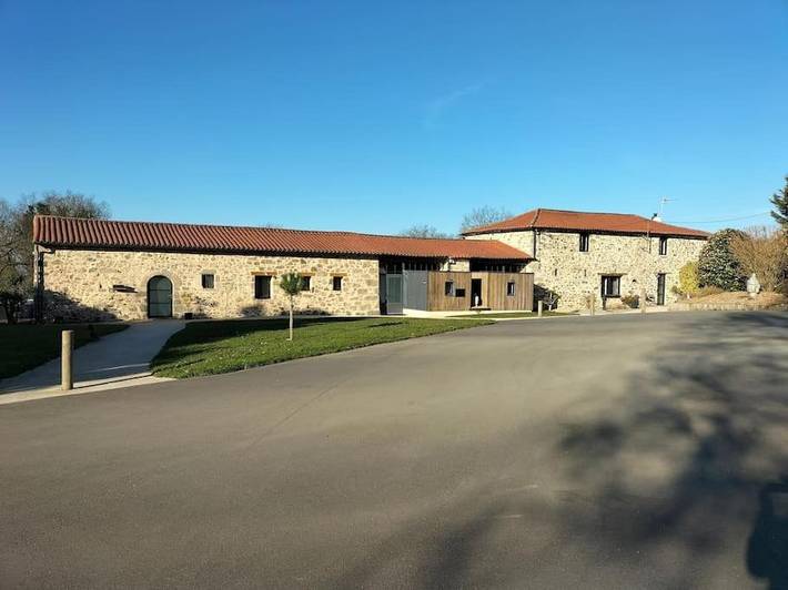Location de vacances pour 5 personnes, avec Terrasse et Jardin ainsi que Piscine et Vue à Pouzauges