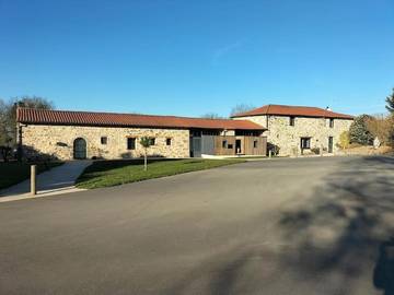 Gîte pour 5 personnes, avec vue ainsi que jardin et piscine à Pouzauges