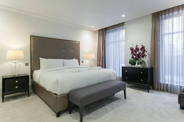 Entire apartment, Exclusive Two-Bed Flat on Iconic Park Lane in London, South East England