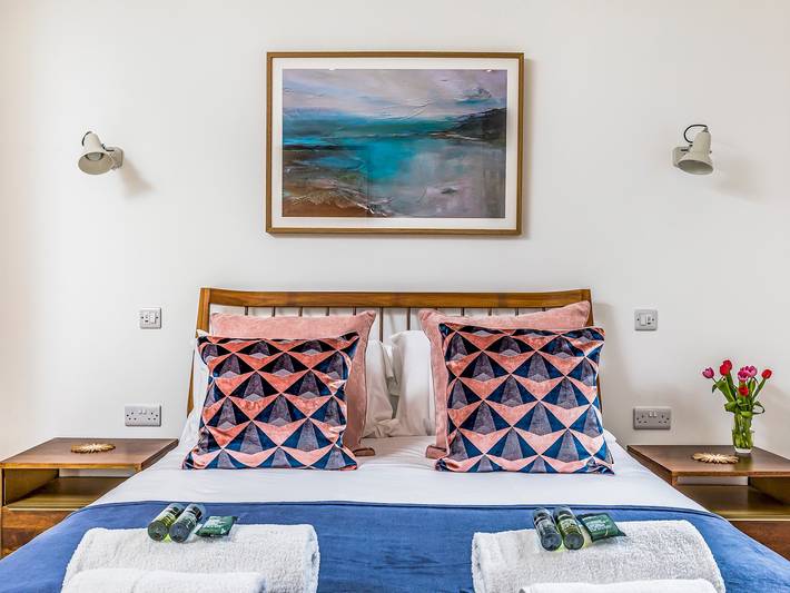 Entire apartment, Modern 2 Bedroom City Apartment With Parking - Pass the Keys in Chichester, West Sussex