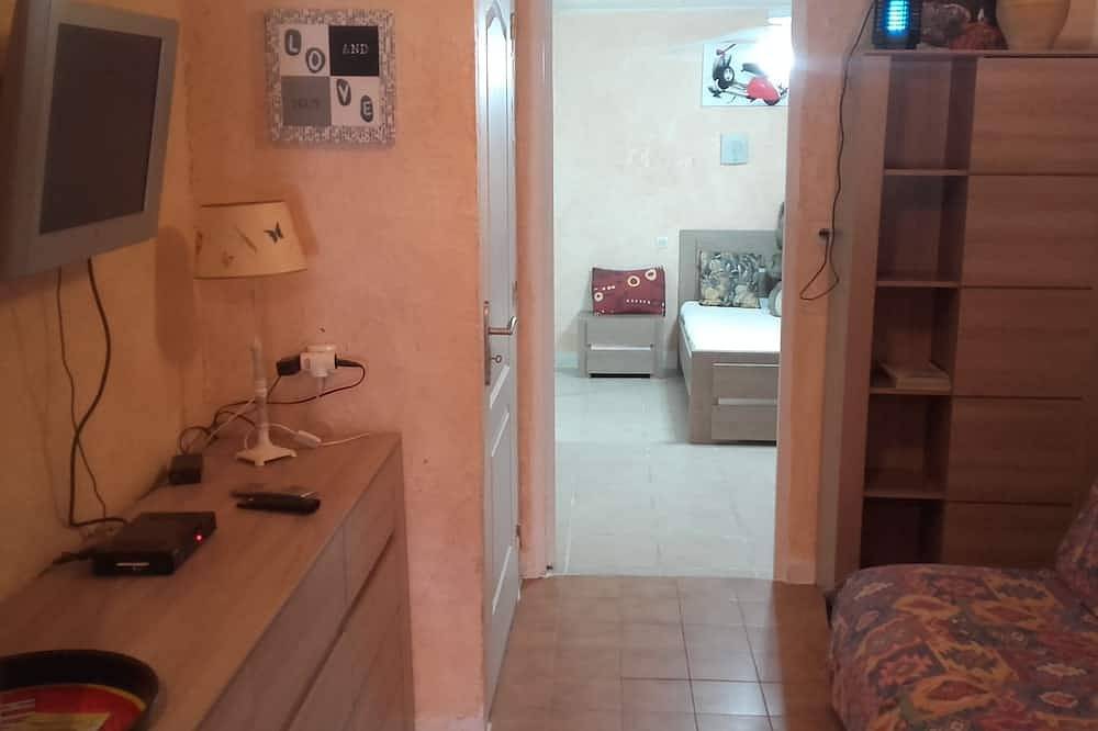 Geheel appartement, Onafhankelijke begane grond studio in onroerend goed met parkeerplaats in Flayosc, Draguignan en omgeving