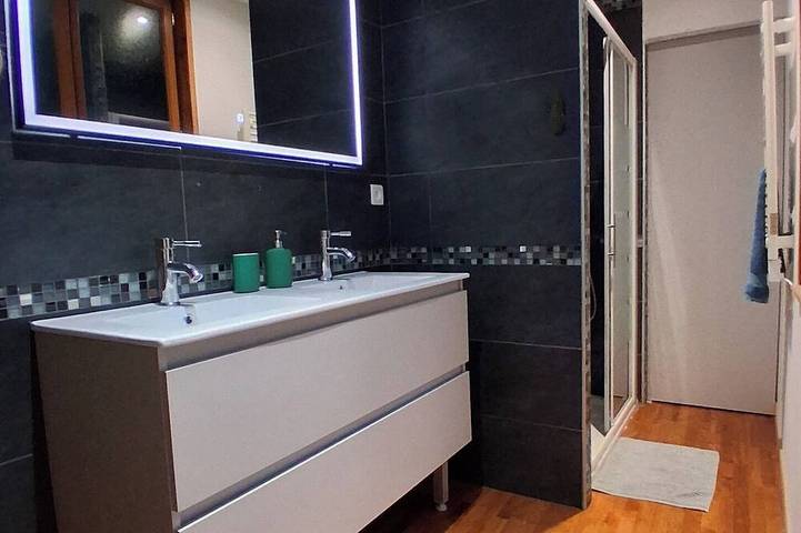 Appartement entier, Bel appartement T3 de 50 m2, à 15 min de Gourette, idéal ski et rando ! in Eaux-Bonnes, Béarn