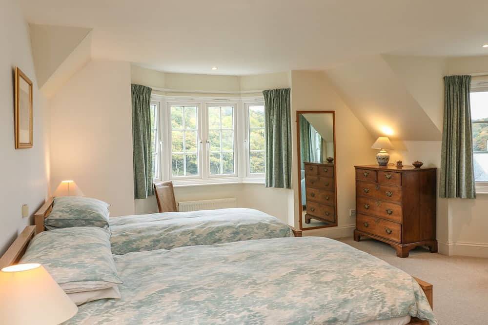 Timbers, family friendly, with open fire in Newton Ferrers in Newton and Noss, South Devon