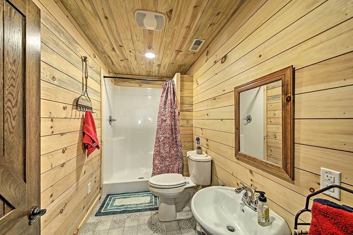 Log cabin for 24 people, with yard and terrace in Hoosier National Forest