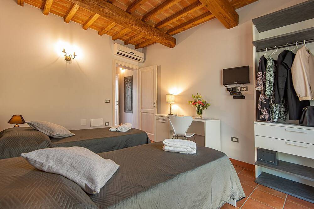 Finely renovated villa about 10 km from the Etruscan coast in Montescudaio, Etruskische Küste