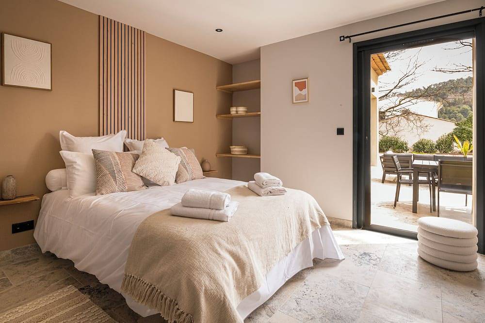 Villa with pool, outdoor bar and balinese bed in Cadenet, Parc naturel régional du Luberon
