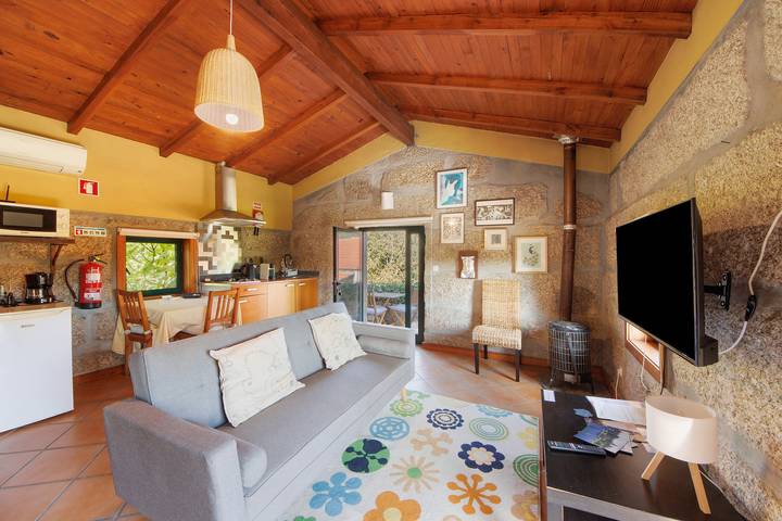 Apartamento entero, Apartamento 'Casa De Andrães Loft Heras' con piscina compartida, Wi-Fi y aire acondicionado in Santo Isidoro e Livração, Distrito de Porto